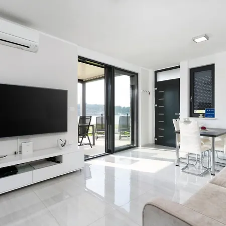 Alex - Ground Floor - Mpolo Medulin